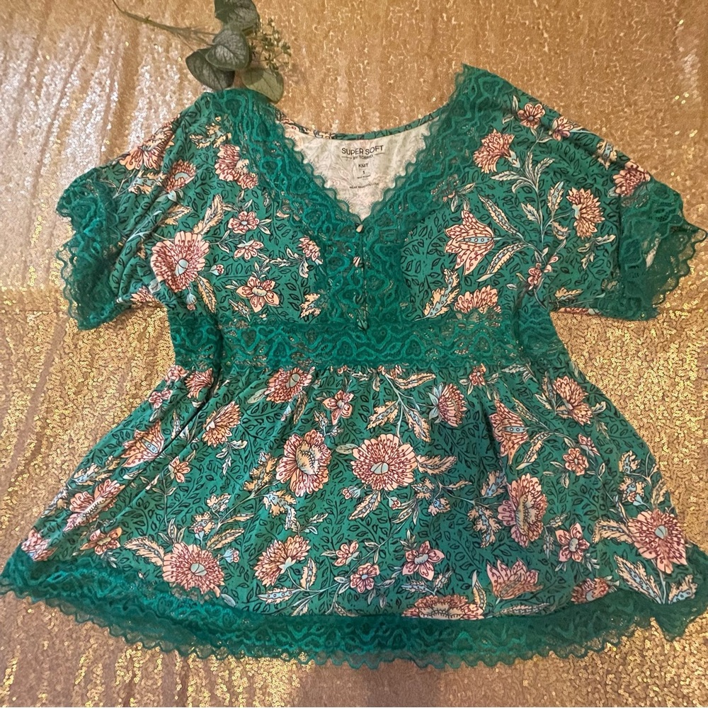 Torrid Green Floral Plus size lace trim soft knit blouse 1X (1)